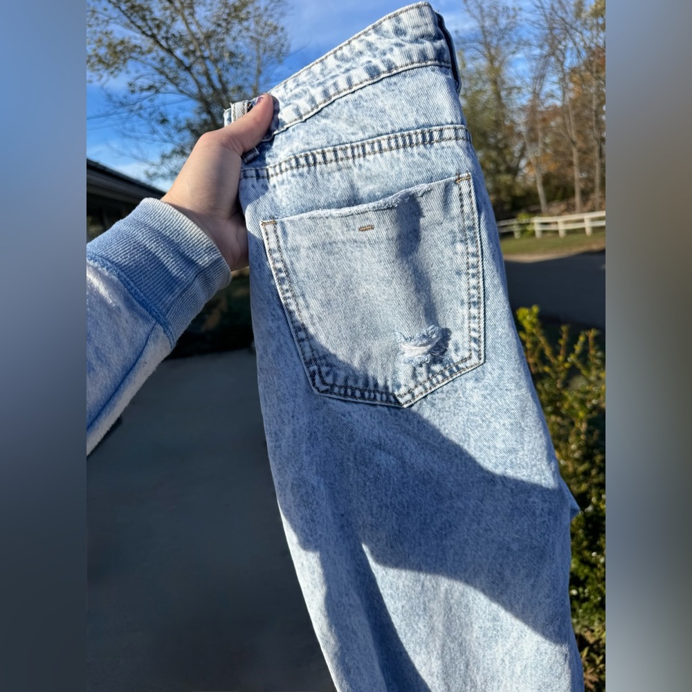Light Wash Women's Jeans Sz Large 8/10 wide legged jeans